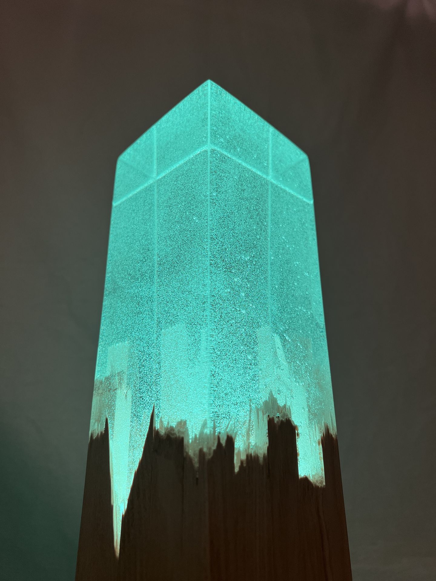 Lampa s tyrkysovou epoxidací