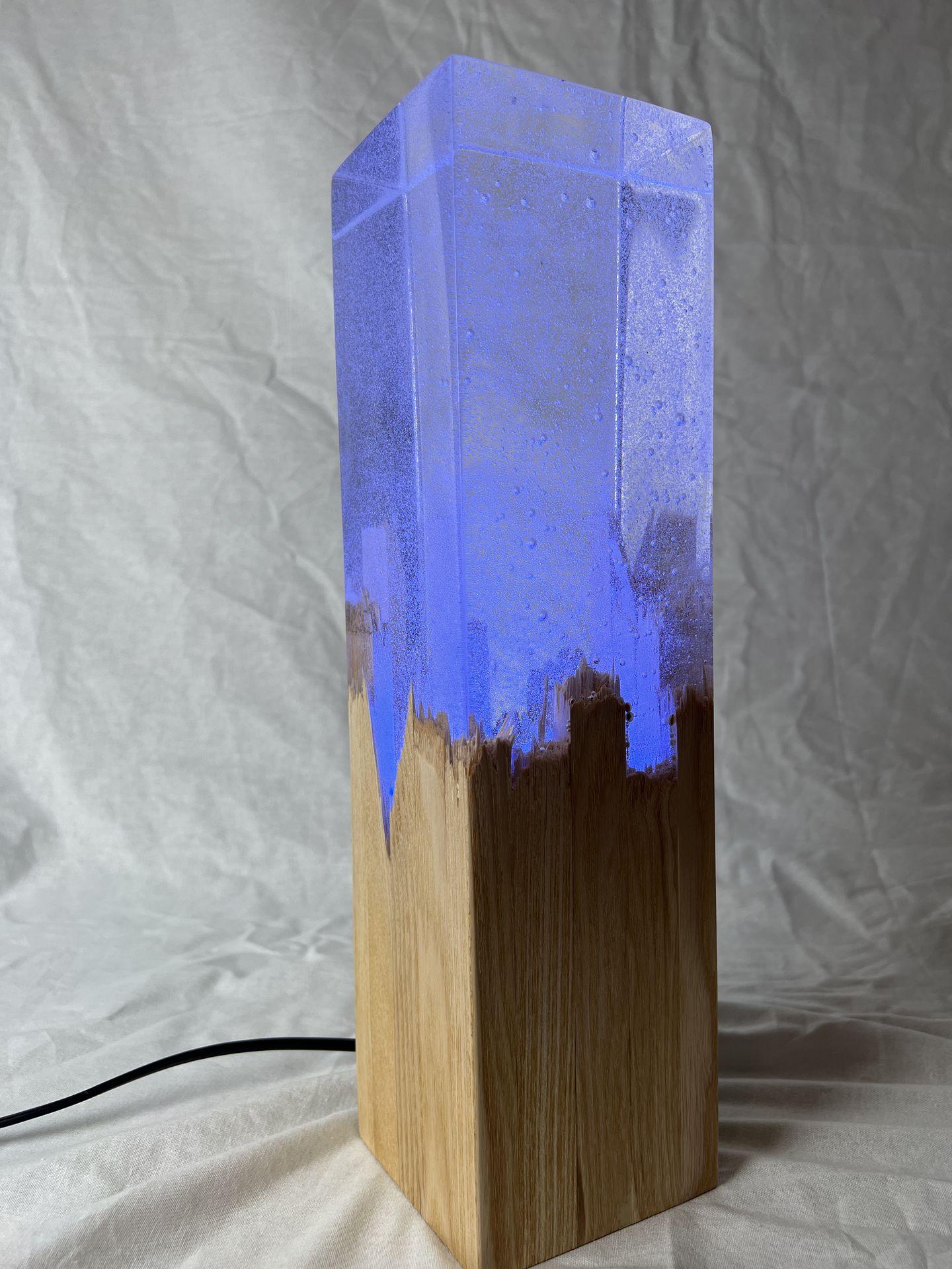 Designová lampa z masivního dřeva s epoxidovou výplní - Woodypox