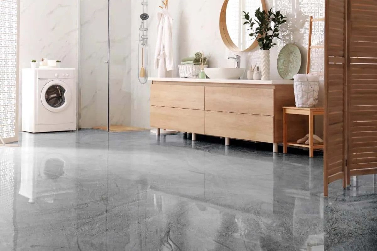 Ilustrační foto: Metalický epoxid Platinum Silver v kuchyni s jídelnou